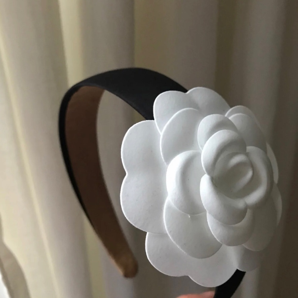 Black headband with camellia